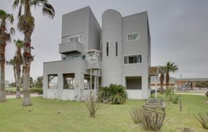 Luxury Beach Retreat | Short Walk to Sand - Galveston, Texas