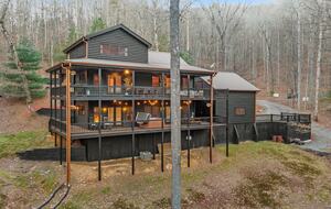 Cozy Cabin on 2 Acres nestled in Blue Ridge Mountains - Blue Ridge, Georgia