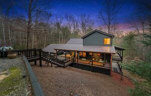 Cozy Cabin on 2 Acres nestled in Blue Ridge Mountains - Blue Ridge, Georgia