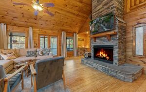 Cozy Cabin on 2 Acres nestled in Blue Ridge Mountains - Blue Ridge, Georgia