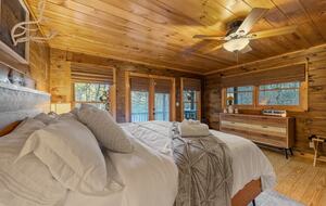 Cozy Cabin on 2 Acres nestled in Blue Ridge Mountains - Blue Ridge, Georgia