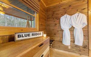 Cozy Cabin on 2 Acres nestled in Blue Ridge Mountains - Blue Ridge, Georgia