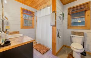 Cozy Cabin on 2 Acres nestled in Blue Ridge Mountains - Blue Ridge, Georgia