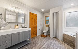 Cozy Cabin on 2 Acres nestled in Blue Ridge Mountains - Blue Ridge, Georgia