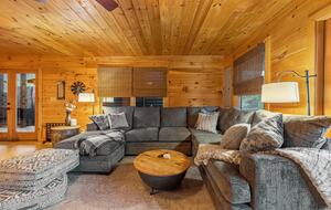 Cozy Cabin on 2 Acres nestled in Blue Ridge Mountains - Blue Ridge, Georgia