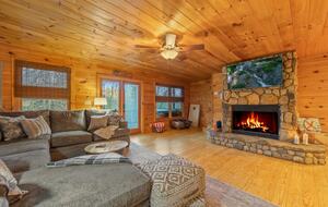 Cozy Cabin on 2 Acres nestled in Blue Ridge Mountains - Blue Ridge, Georgia