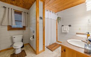 Cozy Cabin on 2 Acres nestled in Blue Ridge Mountains - Blue Ridge, Georgia