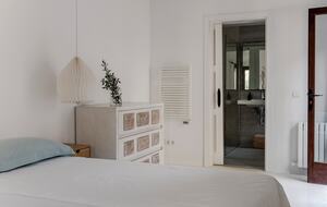 Guest suite (bedroom 3) with bathroom and A/C