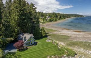 Pearl Point Beach House - Union Bay, Canada