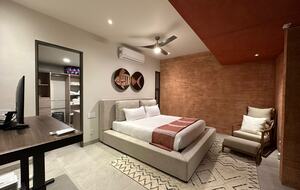 Master Bedroom - Cal King Bed