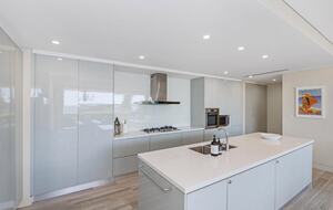 Luxurious Ocean View Apartment Steps from Avoca Beach - Avoca Beach, Australia