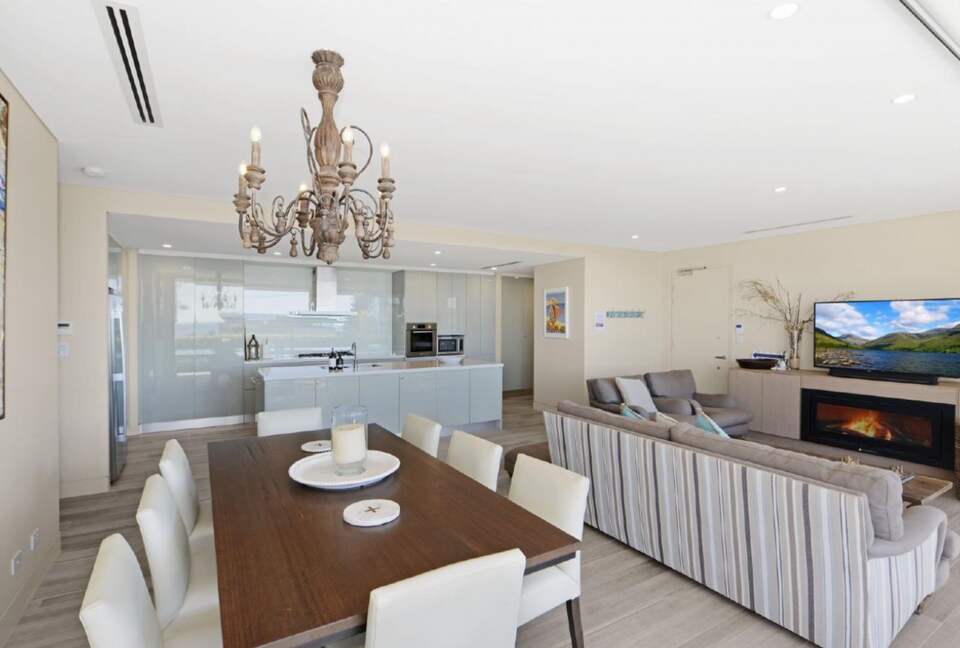 Luxurious Ocean View Apartment Steps from Avoca Beach - Avoca Beach, Australia