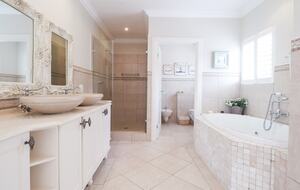 Top Floor - Master Bedroom En Suite (Bedroom 1)