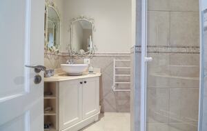 Bedroom 4 (Twin) - En-Suite - Pool Level