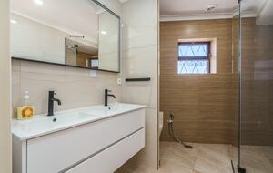 Stylish 5-Bedroom Algarve Retreat with Pool - Lagos, Portugal