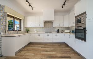 Stylish 5-Bedroom Algarve Retreat with Pool - Lagos, Portugal