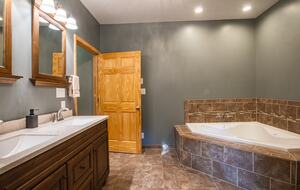 Log Cabin Luxury in the Woods - Fayetteville, West Virginia