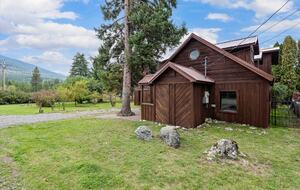 Atlas Lodge - Coram, Montana