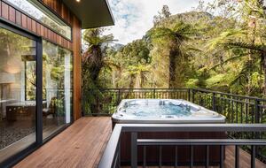 Deluxe Spa Tree House - Franz Josef Glacier, New Zealand