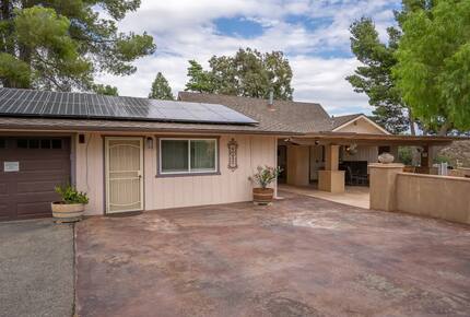 Serene Country Estate with Pickleball & Hot Tub - Paso Robles, California