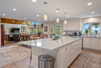 Serene Country Estate with Pickleball & Hot Tub - Paso Robles, California