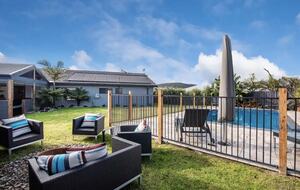 Waterfall Gully Retreat with Pool - Rosebud, Australia