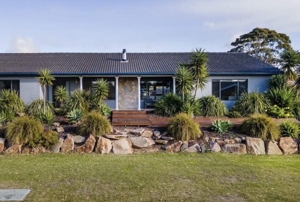 Waterfall Gully Retreat with Pool - Rosebud, Australia