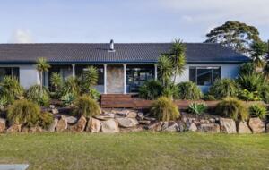 Waterfall Gully Retreat with Pool - Rosebud, Australia