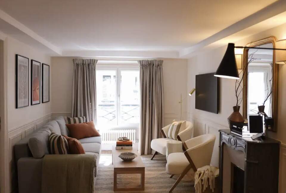 Elegant Parisian Apartment with Patio - Paris, France