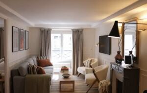 Elegant Parisian Apartment with Patio - Paris, France