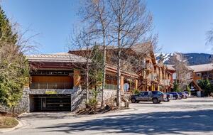 The Escape Whistler | Cozy Marketplace Residence in the Village - Whistler, Canada