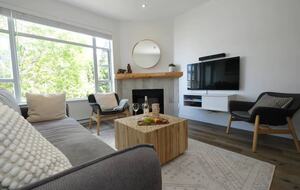 The Escape Whistler | Cozy Marketplace Residence in the Village - Whistler, Canada