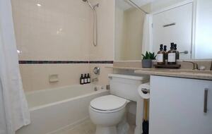 The Escape Whistler | Cozy Marketplace Residence in the Village - Whistler, Canada