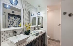 2nd full bath with shower/tub