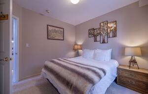 Queen bedroom, level 1