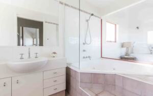 Castaways Beach House | Noosa Beachfront with Pool & Tennis - Castaways Beach, Australia