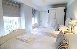 Historic Welsh Coastal Flat: Spacious 4-Bedroom Residence - Portmeirion, United Kingdom