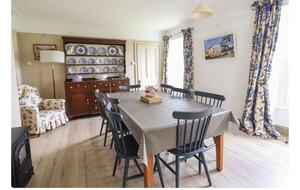 Historic Welsh Coastal Flat: Spacious 4-Bedroom Residence - Portmeirion, United Kingdom