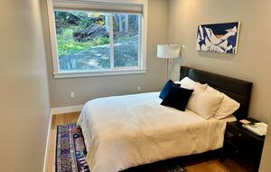 Guest bedroom: queen bed