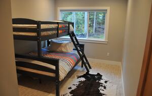 Upstairs guestroom: twin bunk over double