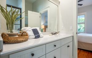 1st Floor J&J Bath between Bedroom 3&4