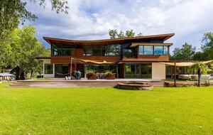 Pure Luxury: Casa Gaga Estates- Vineyard Retreat - Geyserville, California