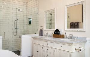 Pure Luxury: Casa Gaga Estates- Vineyard Retreat - Geyserville, California