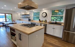 70's Glamour Lakefront Retreat - Hewitt, New Jersey