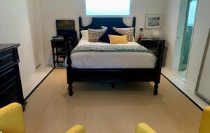 Elegant Contemporary Retreat in Hollywood Knolls - Los Angeles, California