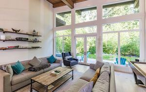 Tranquil Modern Retreat in the Sea-to-Sky Corridor - Squamish, Canada