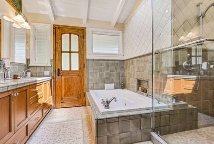 Rock Legend’s Maui Escape - Lahaina, Hawaii