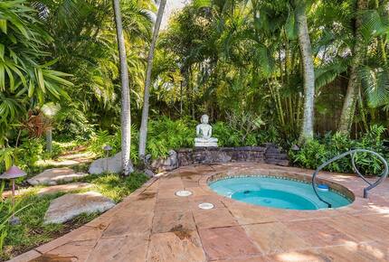 Rock Legend’s Maui Escape - Lahaina, Hawaii