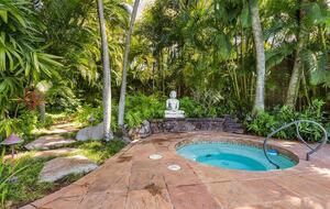 Rock Legend’s Maui Escape - Lahaina, Hawaii
