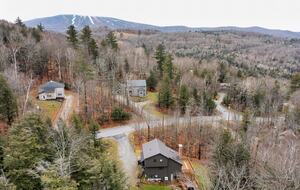 Cozy Mountain Escape with Hot Tub & Prime Access - Winhall, Vermont